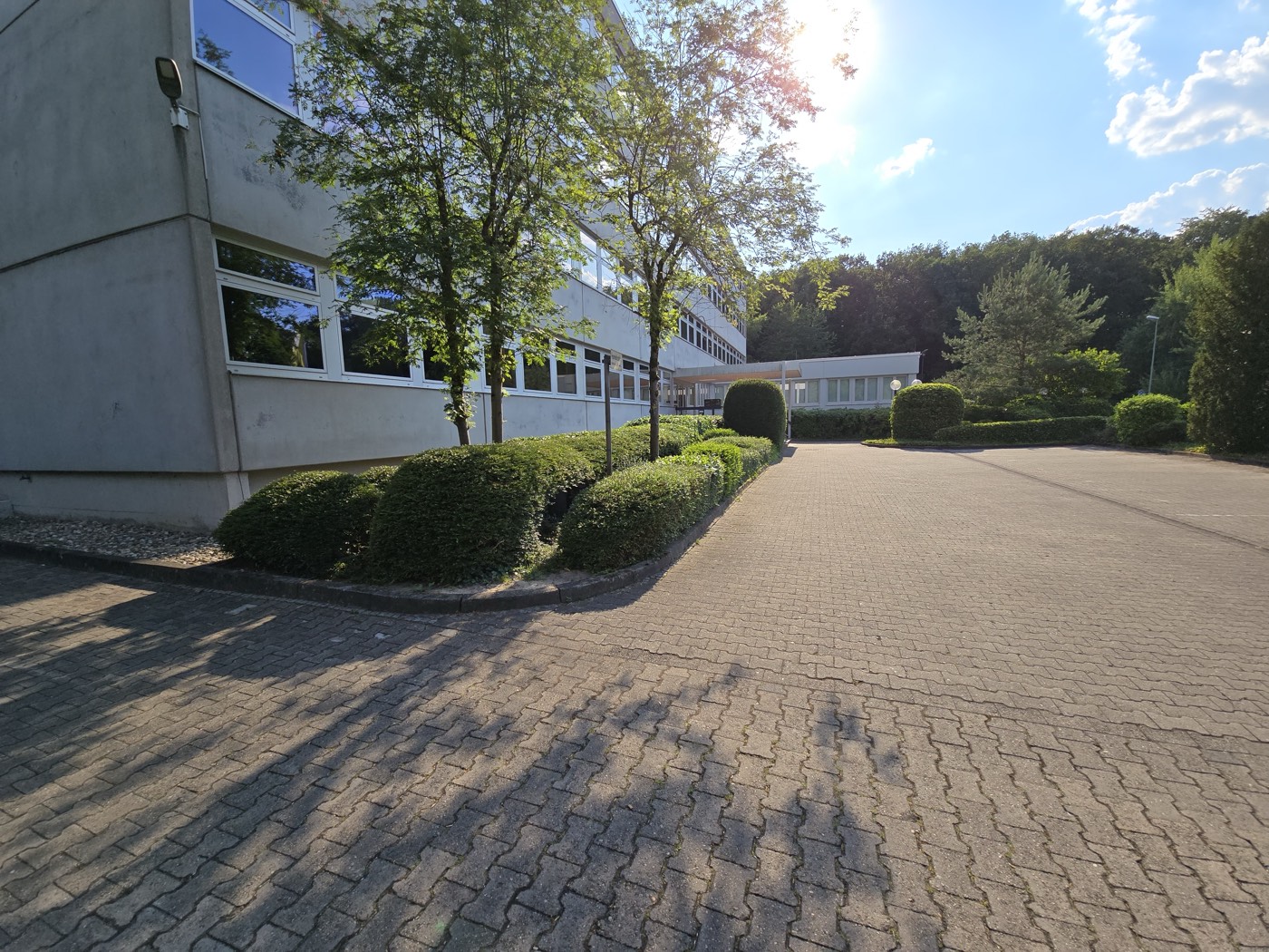 Außenansicht der Kanzlei ME Rechtsanwälte, Maybachstr. 17 Hanau – Bürogebäude im Grünen