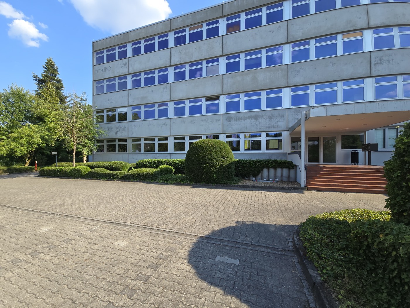 Eingang des Bürogebäudes der Kanzlei ME Rechtsanwälte in Hanau